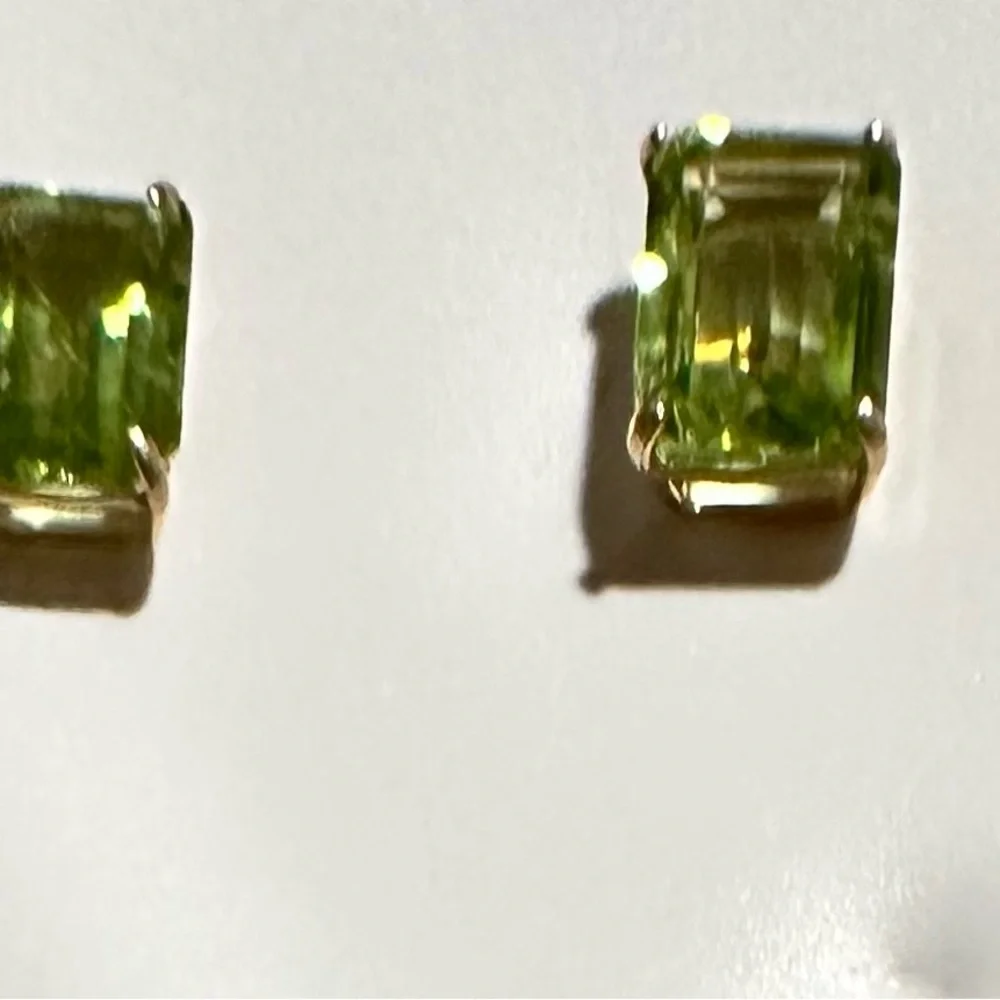 2.14 ct 14K solid Gold Genuine brilliant Emerald cut Peridot  studs - Picture 10 of 10